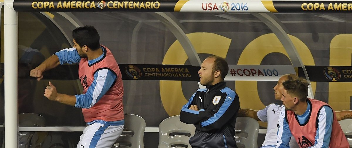 Uruguay elendi, Suarez çıldırdı